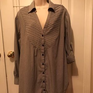 Woman’s black/white pinstriped smock top. Size 2X